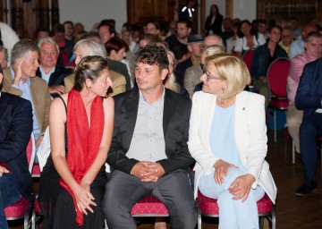 Landeshauptfrau Johanna Mikl-Leitner bei der Filmpräsentation auf der Rosenburg im Gespräch mit Sonja Steinmötzger und Attila Molnar.