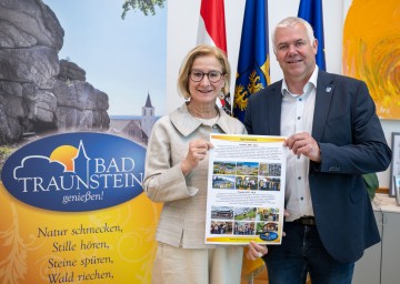 Landeshauptfrau Johanna Mikl-Leitner mit Roland Zimmer, Bürgermeister der Marktgemeinde Bad Traunstein.