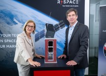 Landeshauptfrau Johanna Mikl-Leitner und R-Space CEO Carsten Scharleman mit dem Satelliten AT-ASTRA.