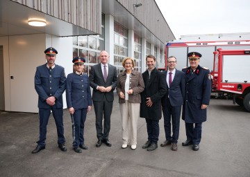 Gemeindezentrum „Forum Silberbichl“ in Mautern eröffnet: Günther Denk und Barbara Sorger von der Polizeiinspektion Mautern, Bundesminister Gerhard Karner, Landeshauptfrau Johanna Mikl-Leitner, Bürgermeister Heinrich Brustbauer, Stadtrat Ing. Martin Hofbauer und Landespolizeidirektor Franz Popp (v.l.n.r.) 