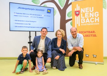 Präsentierten im neu errichteten Kindergarten Neulengbach-Haag die Neuerungen im Kindergartenjahr 2024/25: Neulengbachs Bürgermeister Jürgen Rummel gemeinsam mit Sebastian und Carolin, Landesrätin Christiane Teschl-Hofmeister und NÖ Gemeindebund-Präsident Johannes Pressl