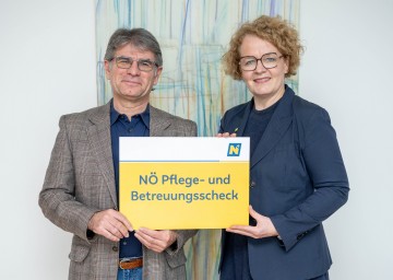 (v.l.n.r.): Gerhard Heilig von der NÖ Pflegehotline und Sozial-Landesrätin Christiane Teschl-Hofmeister 