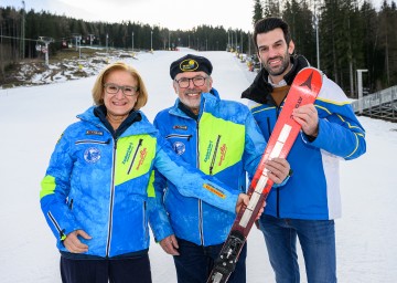 Landeshauptfrau Johanna Mikl-Leitner mit (re.) OK-Chef Franz Steiner und LH-Stellvertreter Udo Landbauer.