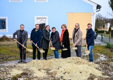 (v.l.n.r.): Baumeister Matthias Hirsch, Bezirkshauptmann-Stellvertreter Matthias Krall,  Kindergarteninspektorin Michaela Landgesell, Kindergartenleiterin Karin Fleischmann-Bock,  Familien-Landesrätin Christiane Teschl-Hofmeister, Bürgermeister Nikolaus Reisel und Architekt Reinhard Litschauer