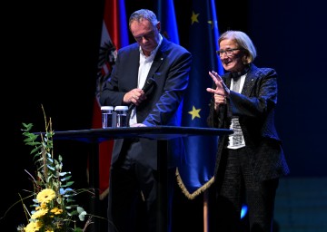 Landeshauptfrau Johanna Mikl-Leitner im Gespräch mit Moderator Fritz Lengauer vor den neuen Landeslehrerinnen und Landeslehrern.