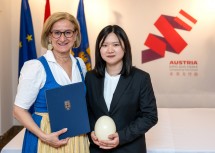 Landeshauptfrau Johanna Mikl-Leitner mit der ersten Stipendiatin der Kyoto Prefectural University an der BOKU Tulln, Mii Nakayama.
