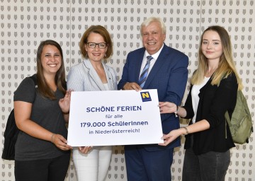 Bildungs-Landesrätin Christiane Teschl-Hofmeister und Bildungsdirektor Johann Heuras (Mitte, v.l.n.r.) wünschen allen Schülerinnen und Schülern Niederösterreichs schöne und erholsame Ferien, im Bild mit zwei Schülerinnen. 