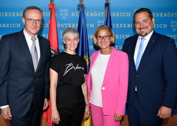 Landeshauptfrau Johanna Mikl-Leitner mit Keynote-Speakerin Steffi Burkhart sowie Landesamtsdirektor Werner Trock und dem Obmann der Personalvertretung Hans Zöhling.