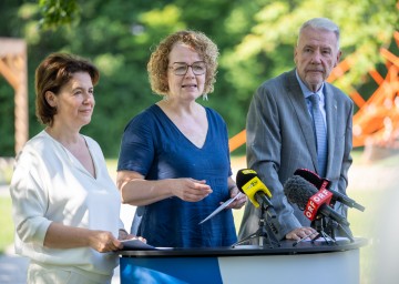 Im Bild von links nach rechts: Barbara Trettler, Geschäftsführerin der Familienland Niederösterreich GmbH, Landesrätin Christiane Teschl-Hofmeister und Bürgermeister Klaus Schneeberger