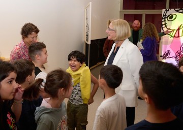 Landeshauptfrau Johanna Mikl-Leitner bei der Eröffnung der Ausstellung „dream.lab“ im KinderKunstLabor St. Pölten.