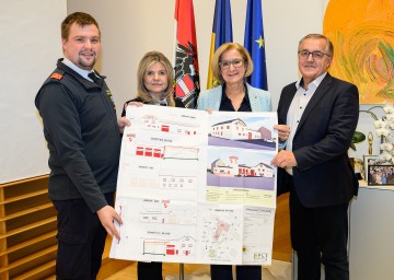 Der stv. Feuerwehrkommandant Franz Steinbauer, Bürgermeisterin Silvia Riedl-Weixlbraun, Landeshauptfrau Johanna Mikl-Leitner und Vizebürgermeister Werner Scheidl (von links nach rechts).