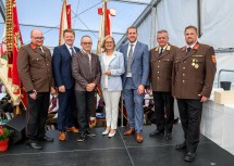 Kommandant-Stv. Martin Rupf, Vizebürgermeister Daniel Dornstauder, Bürgermeister a. D. Walter Handl, Landeshauptfrau Johanna Mikl-Leitner, Bürgermeister Martin Berger, Landesfeuerwehrkommandant Dietmar Fahrafellner und Kommandant Markus Schaberger