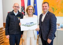 Landeshauptfrau Johanna Mikl-Leitner mit (li.) Feuerwehrkommandant Markus Unger und (re.) dem Mannersdorfer Bürgermeister Christoph Unger.