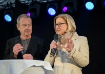 „Mr. Hitparade“ Udo Huber im Interview mit Landeshauptfrau Johanna Mikl-Leitner.