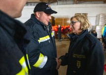 Die Landeshauptfrau dankte den Feuerwehrleuten für ihren unermüdlichen Einsatz.