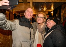 Viele Besucherinnen und Besucher beim St. Pöltner „Weihnachten im Park“ freuten sich über ein Foto mit Landeshauptfrau Johanna Mikl-Leitner.