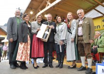 LH Mikl Leitner gratulierte Bgm. Franz Größbacher beim Dirndlkirtag in Frankenfels zum bevorstehenden 60. Geburtstag