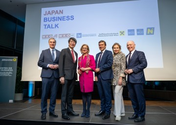 „Japan Business Talk“ mit Wirtschaftskammer-Vizepräsident Christian Moser, dem japanischen Botschafter Kiminori Iwama, Landeshauptfrau Johanna Mikl-Leitner, dem Generaldirektor-Stellvertreter der Raiffeisen-Landesbank Reinhard Karl, der Geschäftsführerin der Industriellenvereinigung Michaela Roither und ecoplus-Geschäftsführer Helmut MIernicki (von links nach rechts).