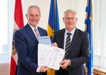 Der stellvertretende Landeswahlleiter Landtagspräsident Karl Wilfing (l.) und Peter Anerinhof, Leiter der Abteilung Wahlen im Amt der Landesregierung, mit einem Muster-Stimmzettel für die Europa-Wahl.