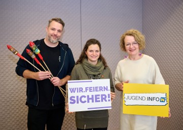 NÖ Jugend-Landesrätin Christiane Teschl-Hofmeister (re) appelliert gemeinsam mit Michael und Alexandra von der Jugend:info NÖ zu einer sicheren und verantwortungsvollen Feierkultur.