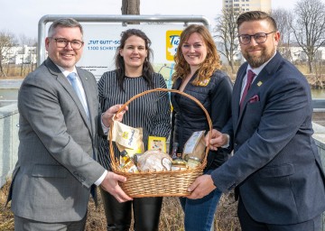 Landesrat Ludwig Schleritzko (l.), „Tut gut!“-Geschäftsführer Erwin Zeiler (r.) und „Tut gut!“-Programmleiterin Silvia Posch (2.v.r.) gratulieren der 10.000 „Vorsorge Aktiv“-Teilnehmerin Manuela Mitterhofer.