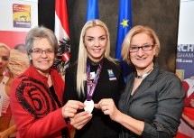 Sport-Landesrätin Petra Bohuslav (links) und Landeshauptfrau Johanna Mikl-Leitner (rechts) gratulierten Ivona Dadic (Mitte) zur Silbermedaille im Fünfkampf bei der Weltmeisterschaft in Birmingham. 