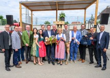 Gruppenfoto bei der Eröffnung rund um Landeshauptfrau Johanna Mikl-Leitner und Bundesminister Norbert Totschnig mit Ehrengästen.