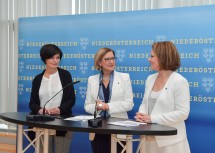 Pressegespräch zur Digitalisierungs-Offensive für NÖ Landeskindergärten: Elisabeth Appel, Kindergartenleiterin in Göllersdorf, Landeshauptfrau Johanna Mikl-Leitner und Bildungslandesrätin Christiane Teschl-Hofmeister (v.l.n.r.)