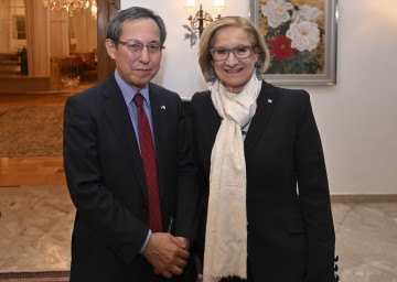 Landeshauptfrau Johanna Mikl-Leitner traf in der japanischen Residenz in Wien mit dem japanischen Botschafter Ryuta Mizuuchi zusammen.