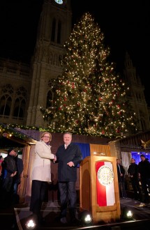 Nach der Illuminierung des Christbaums am Wiener Rathausplatz: Landeshauptfrau Johanna Mikl-Leitner und Bürgermeister Michael Ludwig.