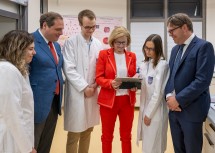 Landeshauptfrau Johanna Mikl-Leitner mit (2.v.li.) DPU-Direktor Robert Wagner, (re.außen) Ralf Braun, Studiengangsleiter Bachelor Humanmedizin, und Studierenden des Journal Club of Science.