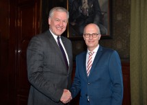 Landesrat Martin Eichtinger mit dem Ersten Bürgermeister von Hamburg Peter Tschentscher.