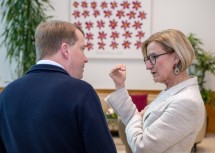 Landeshauptfrau Johanna Mikl Leitner mit dem neuen Botschafter der Vereinigten Staaten, Art Fisher, im NÖ Landhaus.