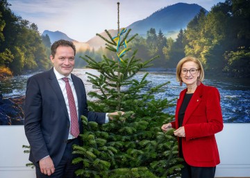 Landeshauptfrau Johanna Mikl-Leitner überreichte Landwirtschaftsminister Norbert Totschnig einen Christbaum aus Niederösterreich.