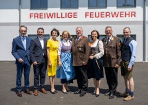 Vor dem neuen Feuerwehrhaus v.l.n.r.: Bezirkshauptmann Josef Kronister, Nationalratsabgeordneter Fritz Ofenauer, Bürgermeisterin  Brigitte Thallauer, Landeshauptfrau Johanna Mikl-Leitner, Feuerwehrkommandant Walter Diesmayr, Landtagsabgeordnete Doris Schmidl, Landesfeuerwehrkommandant Dietmar Fahrafellner und Vizebürgermeister Reinhard Rausch.