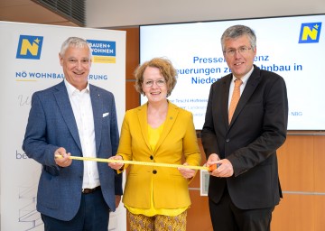 Landesrätin Christiane Teschl-Hofmeister präsentierte gemeinsam mit Günther Lehner von der Landesinnung Bau Niederösterreich (links) und Martin Schuster, dem Direktor der NÖ Bau- und Siedlungsgenossenschaft NBG (rechts), Neuerungen zum Wohnbau in Niederösterreich.