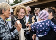 Wohnbau-Landesrätin Christiane Teschl-Hofmeister bei der Schlüsselübergabe