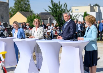 Informierten im Zuge einer Pressekonferenz über den Ausbau der Kinderbetreuung: Landeshauptfrau Johanna Mikl-Leitner (2. v. l.) und Bundeskanzler Karl Nehammer (2. v. r. ), flankiert von Bundesministerin Susanne Raab (l.) und Landesrätin Christiane Teschl-Hofmeister (r.).