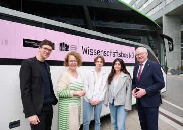 Vor kurzem haben LH-Stv. Stephan Pernkopf (r.) und Landesrätin Christiane Teschl-Hofmeister (2.v.l.) auch den Wissenschaftsbus NÖ vorgestellt.