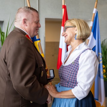 Landeshauptfrau Johanna Mikl-Leitner gratuliert Kommandant Walter Diesmayr zur Eröffnung des neuen Feuerwehrhauses in St. Margarethen an der Sierning.