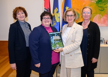 (v.l.n.r.) Barbara Leonhardsberger, geschäftsführende Gemeinderätin und Wanderwegbetreuerin, Bürgermeisterin Rosemarie Kloimüller, Landeshauptfrau Johanna Mikl-Leitner und ecoplus Prokuristin Petra Patzelt 