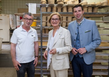 Landeshauptfrau Johanna Mikl-Leitner mit (li.) Bäcker Nikoll Demaj und (re.) Bürgermeister Florian Hinteregger.