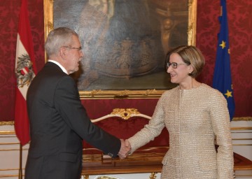 Johanna Mikl-Leitner wurde am heutigen Montag durch Bundespräsident Dr. Alexander Van der Bellen als Landeshauptfrau von Niederösterreich angelobt.