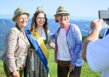 (v.l.) Bundesministerin Klaudia Tanner, Sophia Stiegler, NÖ Milchkönigin Sophia I., und Landeshauptfrau Johanna Mikl-Leitner beim 74. NÖ Almwandertag auf der Gemeindealpe Mitterbach am Erlaufsee.