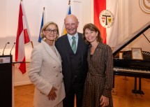 Landeshauptfrau Johanna Mikl-Leitner mit Bezirkshauptmann Andreas Riemer und Landesamtsdirektor-Stellvertreterin Verena Sonnleitner.