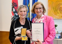 Landeshauptfrau Johanna Mikl-Leitner überreichte Claudia Bock das Goldene Ehrenzeichen für Verdienste um das Bundesland Niederösterreich“.