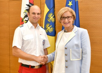 Landeshauptfrau Johanna Mikl-Leitner mit Markus Schimböck, Präsident der Österreichischen Wasserrettung – Landesverband Niederösterreich.