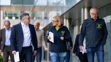 „Wer rasch hilft, hilft doppelt“ – Landeshauptfrau Johanna Mikl-Leitner, LH-Stellvertreter Stephan Pernkopf und Landesrat Ludwig Schleritzko zum einstimmigen Beschluss der NÖ Landesregierung.