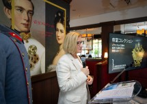Landeshauptfrau Johanna Mikl-Leitner bei der Präsentation der Wanderausstellung aus der Kaiserhaussammlung im "Cafe Landtmann" in Tokio.