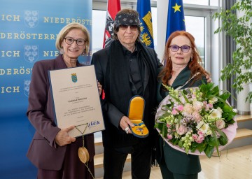 LH Mikl-Leitner überreichte das „Goldene Komturkreuz“ des Landes Niederösterreich an Gottfried Helnwein